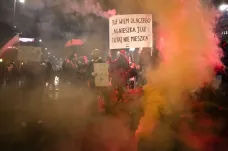 Polské protesty i přes menší rozsah neustávají. Proti demonstrantům posledně zasáhla i policie v civilu