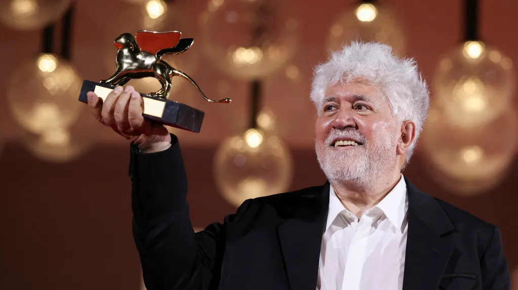 Režisér Pedro Almodóvar na závěrečném ceremoniálu