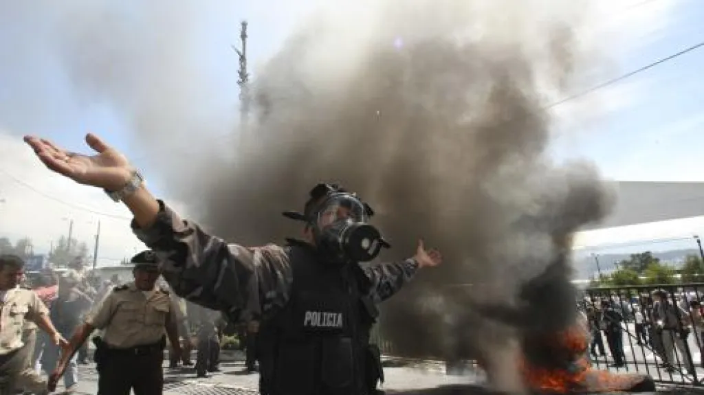 Protestující ekvádorský policista