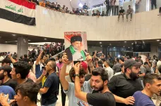 Do iráckého parlamentu vnikly stovky demonstrantů