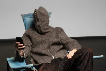 Studenti UMPRUM vezou do města módy textilní odpad