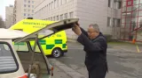 Jiří Mašek se svou starou sanitkou