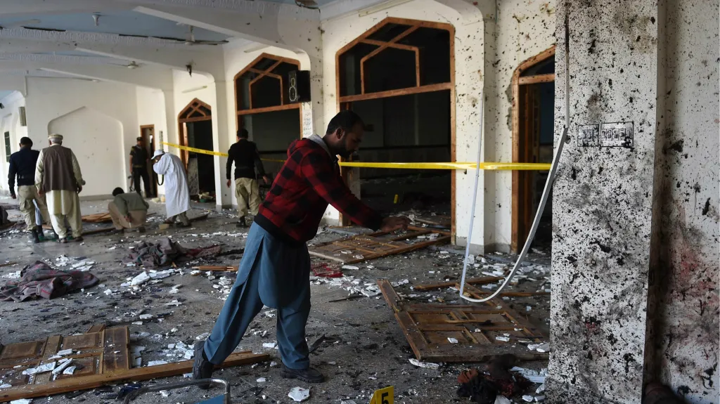 Následky útoku na mešitu v Péšávaru
