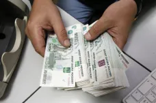 Ruská centrální banka hodila rublu záchranné lano. Zvýšila základní sazbu na 12 procent