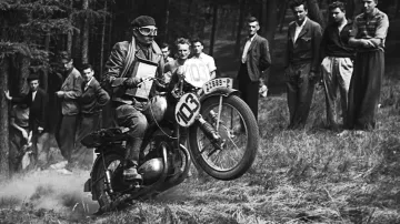 Jan Novotný na motocyklu Jawa 250 během Středočeské motocyklové soutěže v roce 1950
