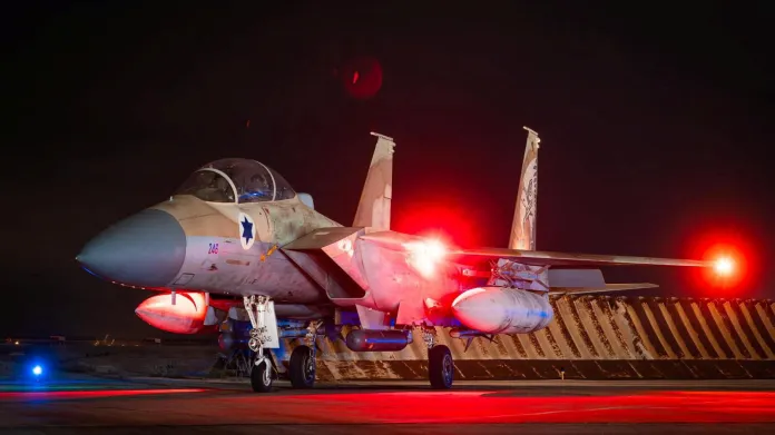 Letoun F-15 izraelské armády po návratu ze zásahu proti střelám vyslaným Íránem