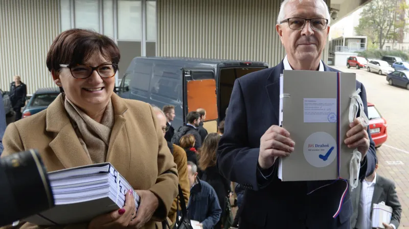 Jiří Drahoš v doprovodu manželky Evy a svých podporovatelů odevzdal na ministerstvu vnitra kandidátní listinu včetně petičních archů s podpisy (3. 11. 2017)