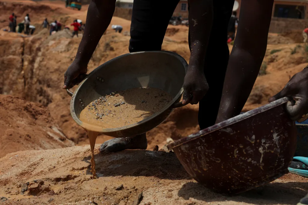Drobná těžba tvoří více než 70 procent těžební činnosti v Nigérii a přímo zaměstnává více než půl milionu lidí, uvádí Nigeria Extractive Industries Transparency Initiative (NEITI)