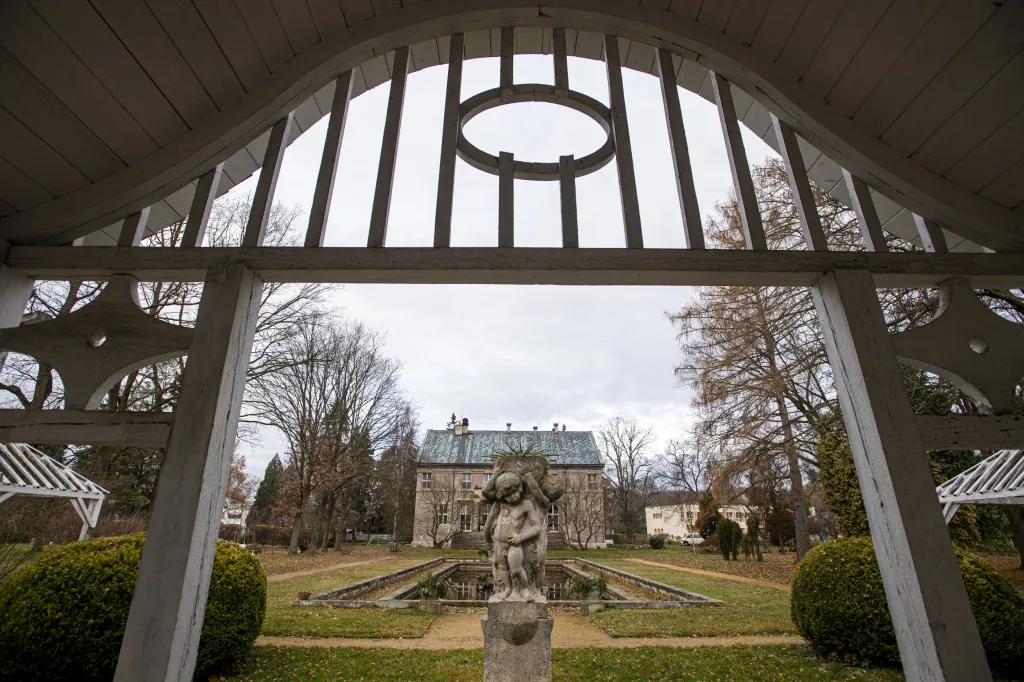 To se bohužel nepodařilo, proto nadace nabídla vilu k prodeji. Ve zprostředkovatelské smlouvě si vymezila právo odmítnou zájemce, který by svojí činností nenaplnil odkaz Ladislava Čerycha