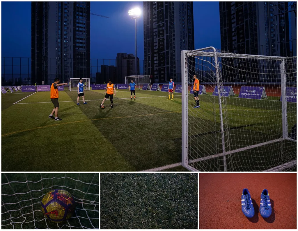 Večerní fotbal na hřišti s umělým povrchem na střeše jednoho z mrakodrapů v Šanghaji