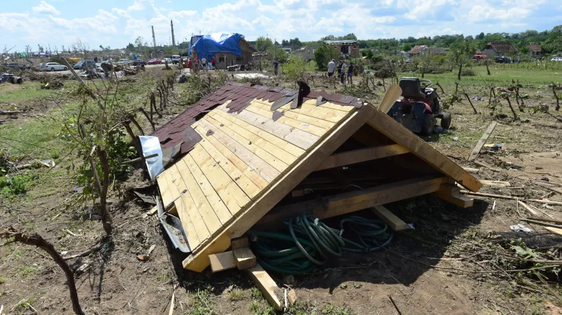 Na jednu z vinic u Mikulčic odneslo tornádo i střechu domu