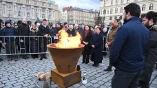 Oheň byl přenesen na náměstí Jana Palacha. V popředí vlevo je rektorka Univerzity Karlovy Milena Králíčková, vpravo děkanka FF UK Eva Lehečková