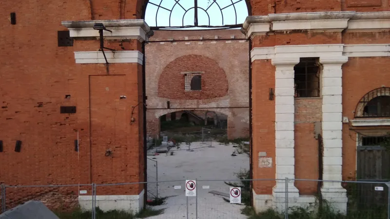 Chátrající a opravovaný Arsenal