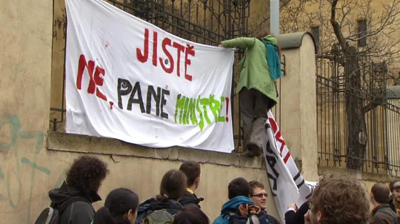 Protesty studentů před Úřadem vlády
