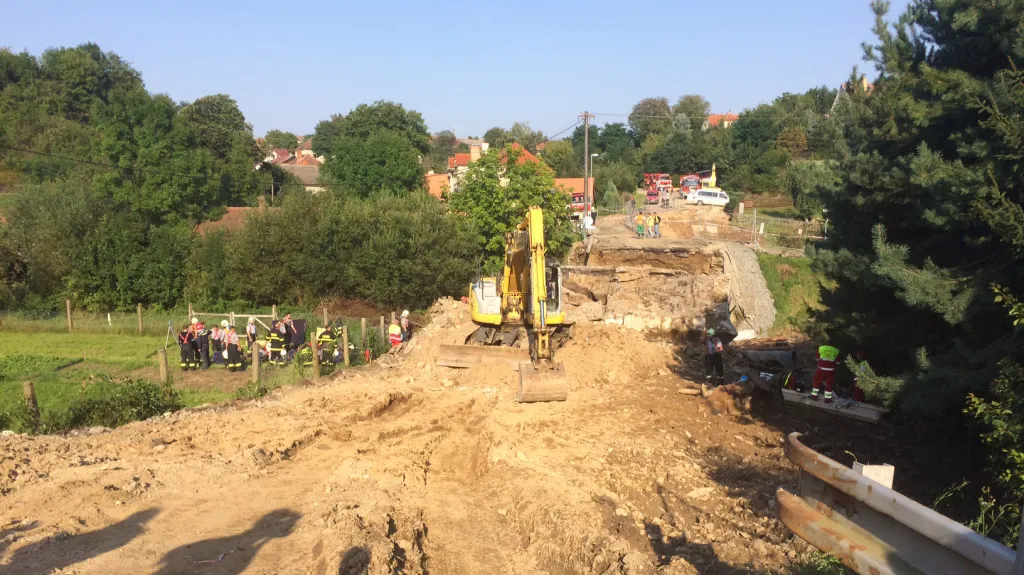 Zřícený silniční most u Vilémova na Havlíčkobrodsku