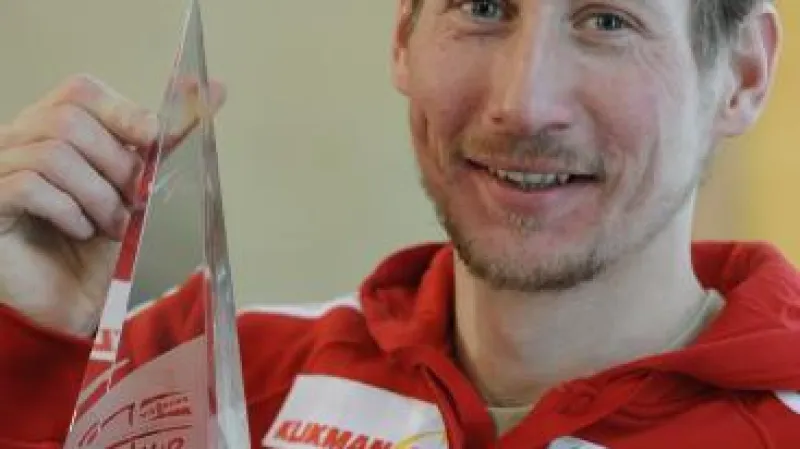 Běžec na lyžích Lukáš Bauer s trofejí za třetí místo v Tour de Ski