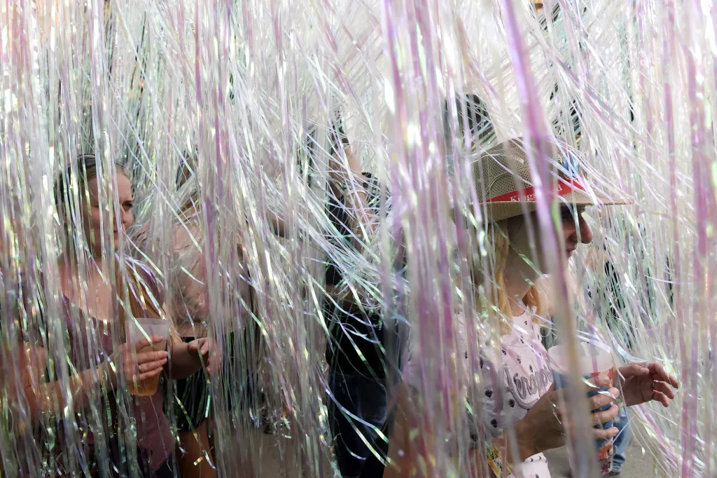 Účastníci festivalu Colours of Ostrava si užívají zábavu v jedné z připravených instalací