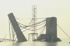 V Indii se už podruhé za 14 měsíců zřítil do řeky rozestavěný čtyřproudý most