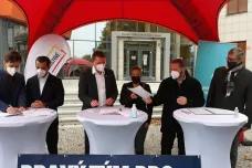 Strany v Olomouckém kraji podepsaly koaliční smlouvu před budovou hejtmanství
