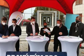 Strany v Olomouckém kraji podepsaly koaliční smlouvu před budovou hejtmanství