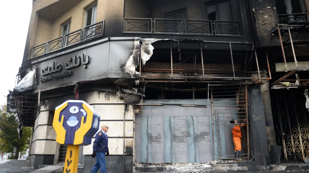 Poškozená pobočka banky v Teheránu