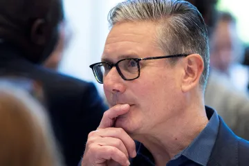 Starmer možná v pondělí oznámí plán rezignace, píše BBC