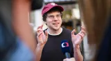 Jesse Eisenberg po příjezdu do Varů