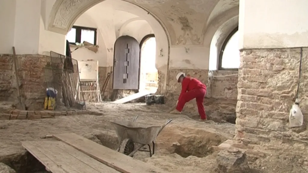 Uvnitř synagogy budou položeny nové podlahy