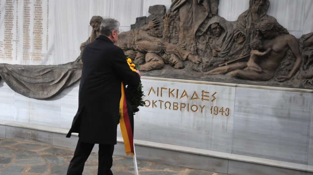 Joachim Gauck u pomníku v obci Ligiades