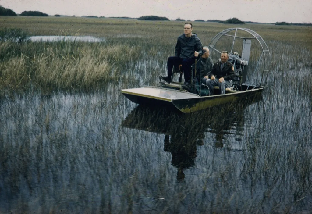 Zaměstnanci služby Národního parku Everglades na Floridě vozili návštěvníky na vznášedle v roce 1958