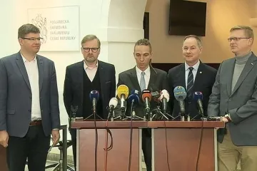 Opozice se chystá na hlasování o nedůvěře, apelovala na Hamáčka i Zemana