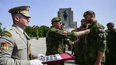 Udílení vyznamenání vojáků, kteří sloužili na misi NATO na Slovensku