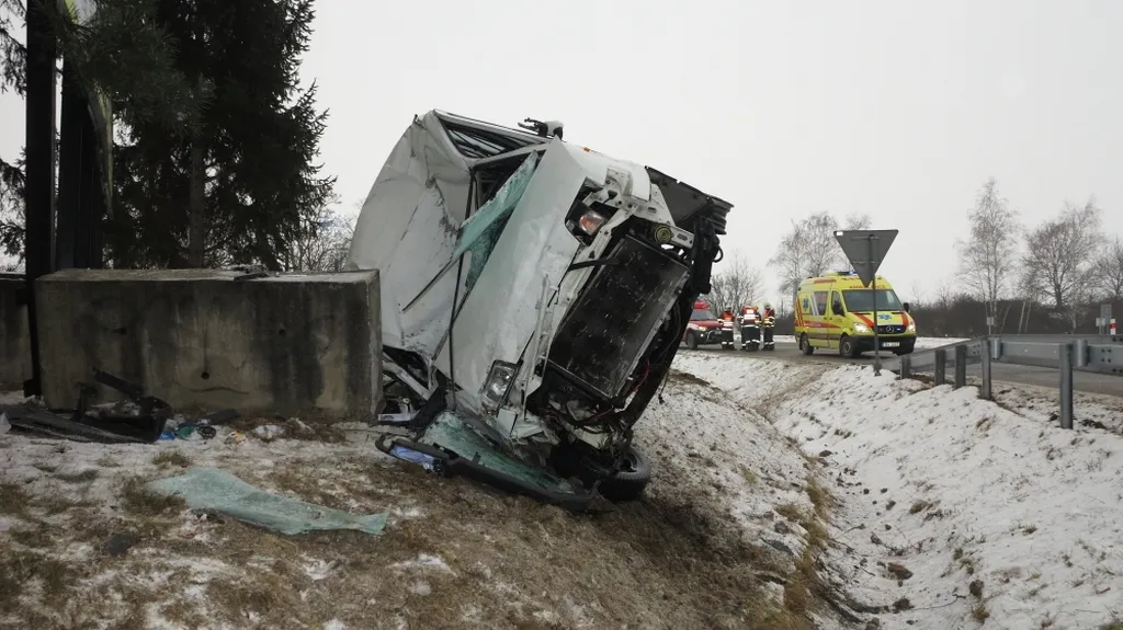 Převrácená dodávka u Drysic na Vyškovsku