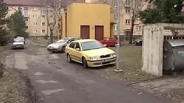 Auta parkující na veřejné zeleni