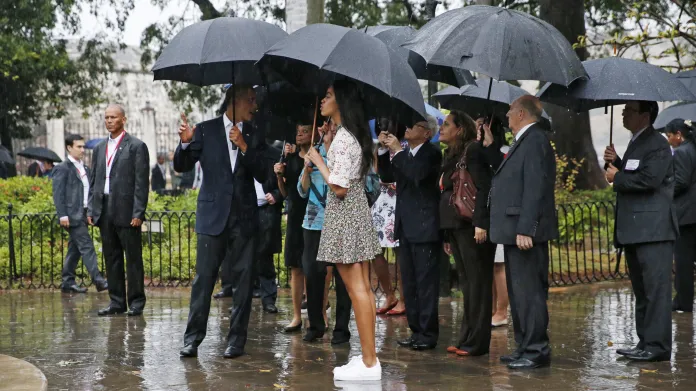 První kroky amerického prezidenta na Kubě doprovázel déšť