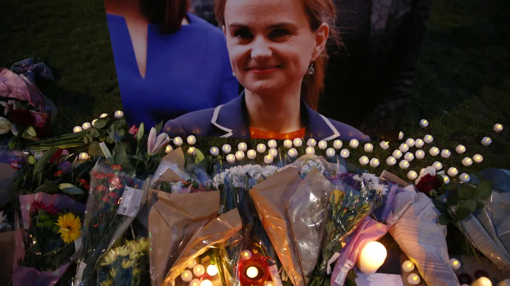 Lidé po smrti Jo Coxové zapalují svíčky