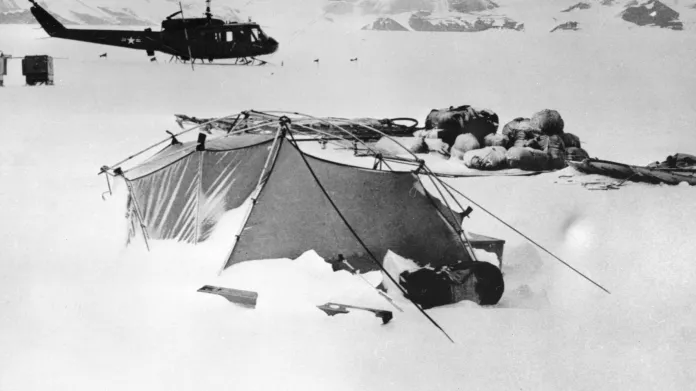 Stan českého geologa a polárního badatele Josefa Sekyry, který se zúčastnil expedice Deep Freeze v Antarktidě, v letech 1969–1970. Josef Sekyra pracoval v blízkosti Scottovy chaty a fotografoval místa, která se Scottovou výpravou souvisela.