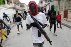 Většinu Haiti ovládly gangy, lidé prchají z domovů. OSN vyšle na pomoc ozbrojenou misi