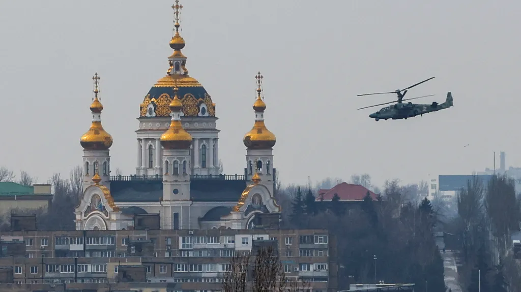 Ruský vrtulník Ka-52 nad ukrajinským městem Doněck