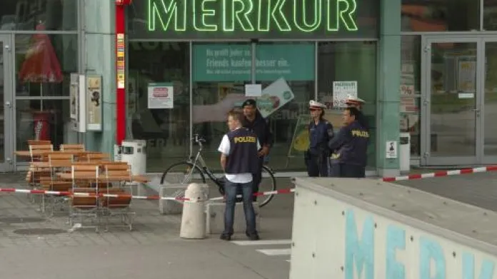 Rakouská policie před supermarketem Merkur