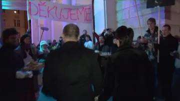 Demonstrace před Plesem v opeře