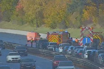 Nehoda pěti aut na pár hodin zablokovala D1