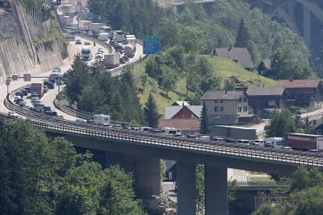 Náročná cesta na jih Evropy. Řidiči od rána musí počítat se zdržením