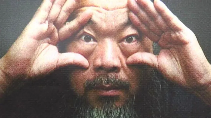 Aj Wej-wej na plakátu poutajícím na výstavu "Důkaz"
