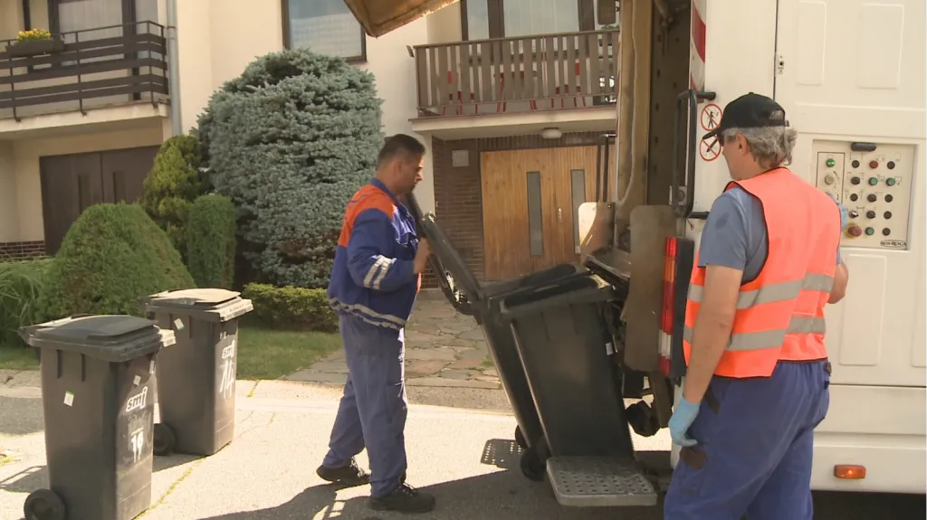 Popelnice i velké kontejnery. Všechny nádoby na odpad se musejí pořádně vyčistit