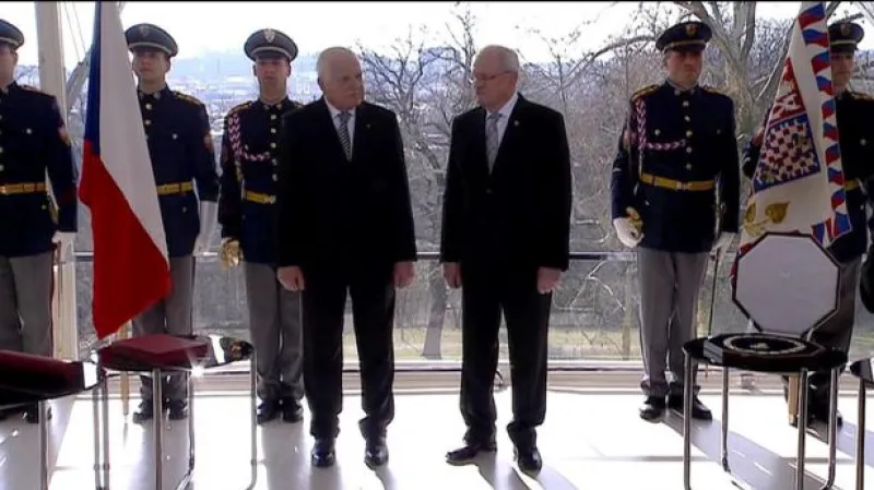 Václav Klaus a Ivan Gašparovič si předávají vyznamenání