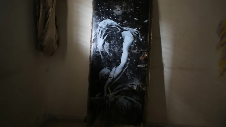 Banksyho plačící bohyně na železných dveřích