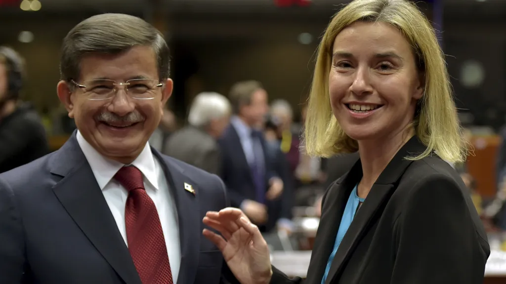 Turecký premiér Ahmet Davutoglu a šéfka evropské diplomacie Federica Mogheriniová