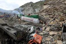 Sesuv půdy v Pákistánu zasypal přes dvacet nákladních aut, nejméně dva lidé nepřežili