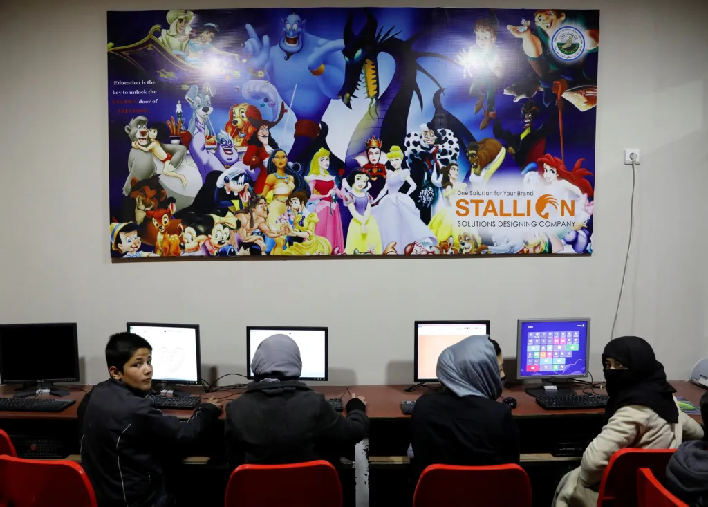 Tak jako všude, i v Afghánistánu podlehly děti kouzlu internetu. Mimo hlavní město však v zemi nemají příliš možností dostat se k připojení. Děti tak zpravidla využívají internetové kavárny nebo školy